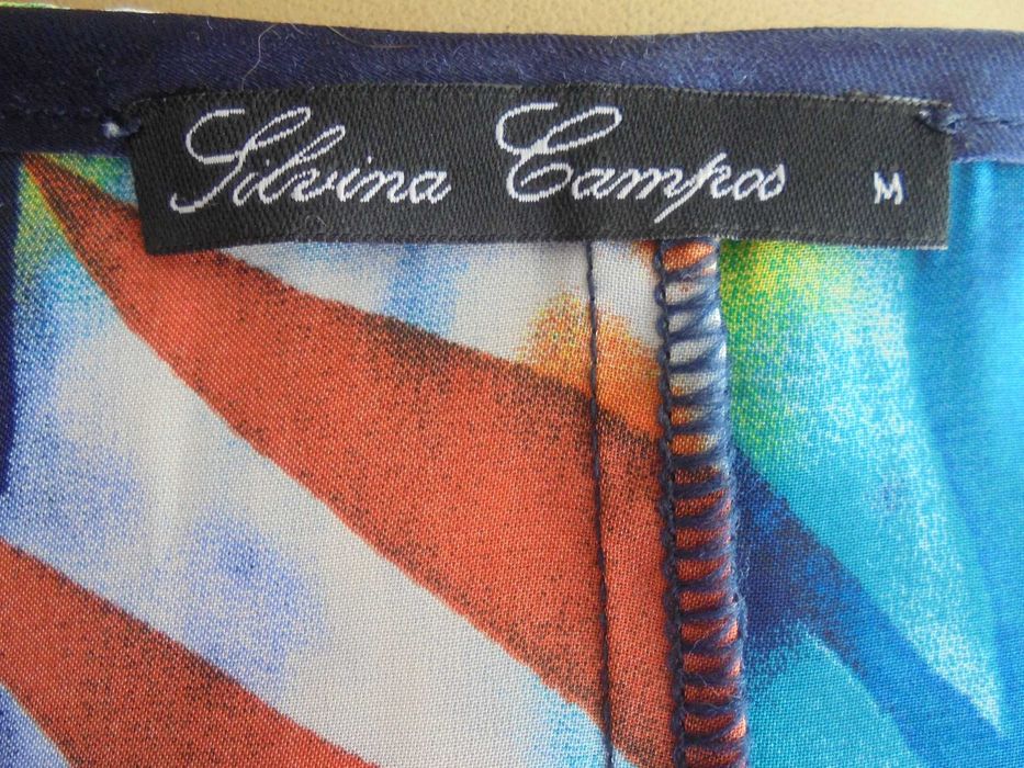 túnica de senhora muito colorida