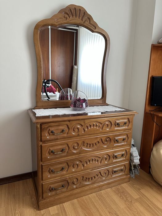 Mobília quatro solteiro (cama, mesa cabeceira, cómoda central)