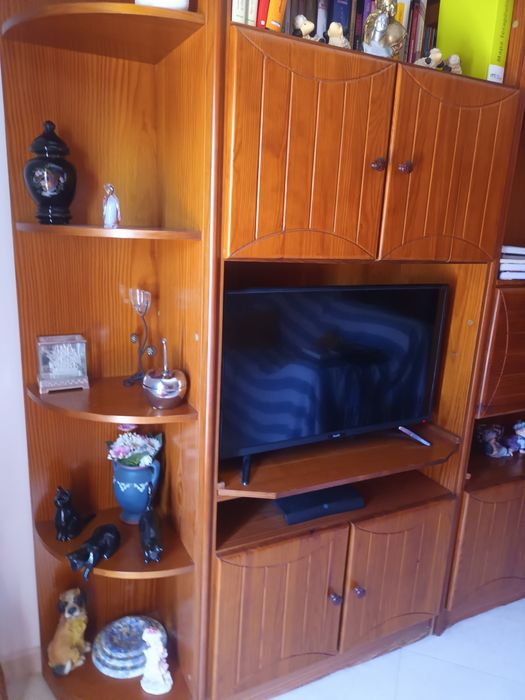 Móvel de sala em pinho mel