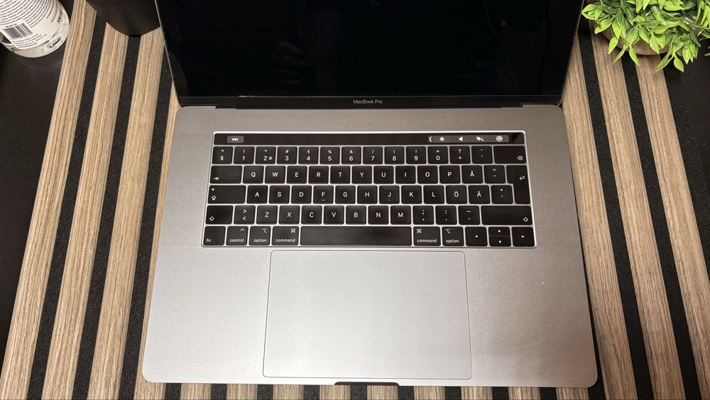 Продам MacBook Pro 15” (2018) | Core i7  | 16 GB RAM | 256 GB SSD | Touch Bar