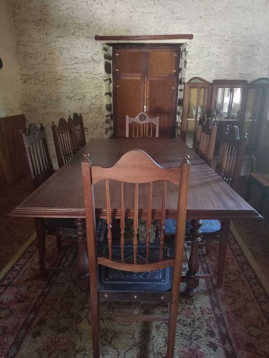 Mesa extensível + 8 cadeiras rústicas