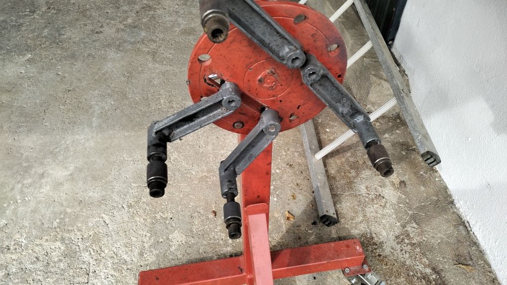 Apoio/bancada para motores automóveis