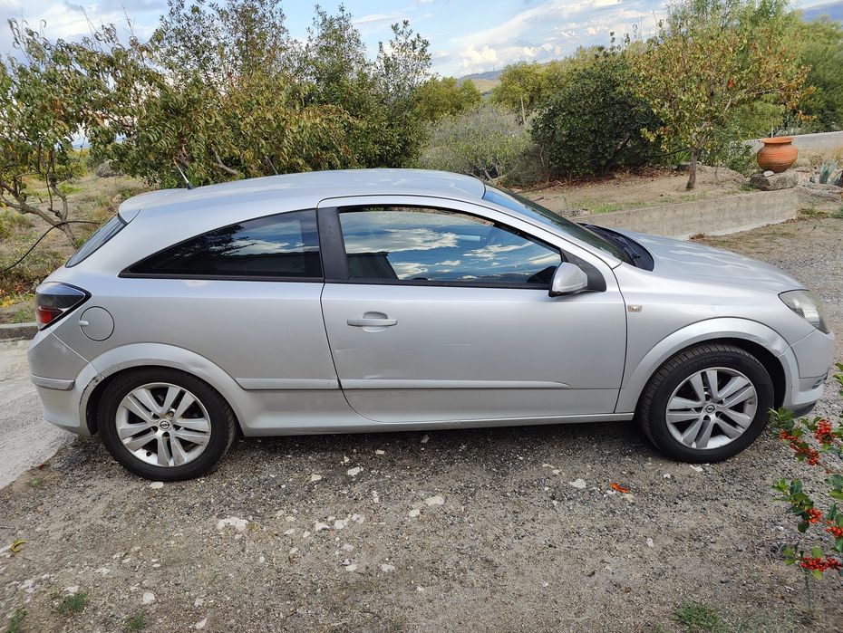 Opel Astra GTC 1.3 — photo 2
