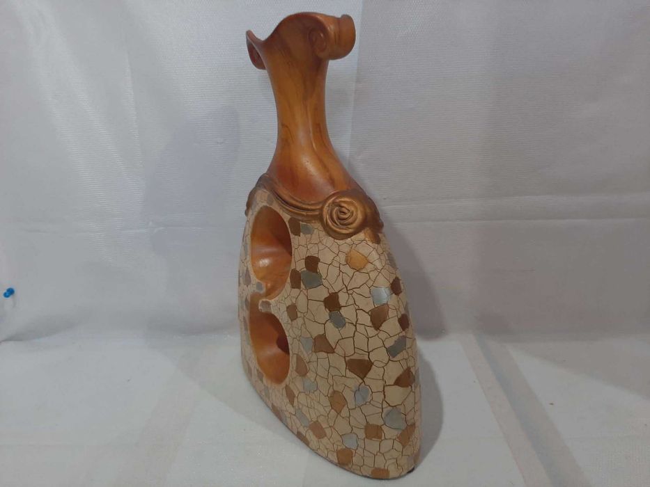 Pięknie zdobiony wazon ceramiczny