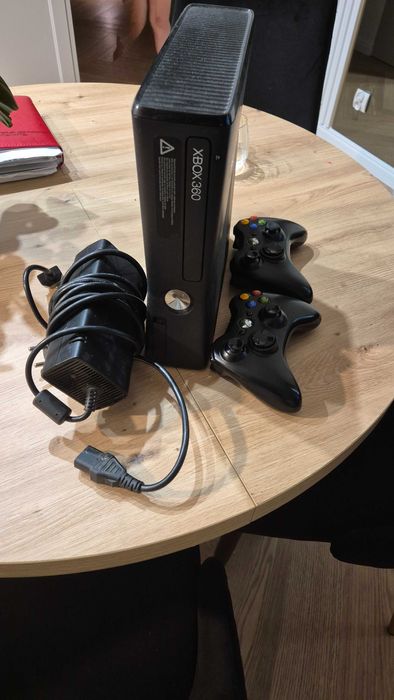Xbox 360 + kinekt + 2 pady + gry wszystko sprawne