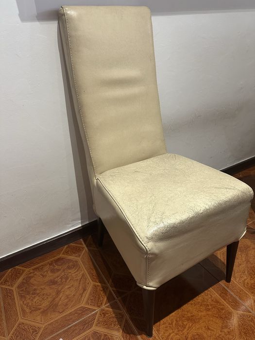 Vendo mesa de jantar + 8 cadeiras