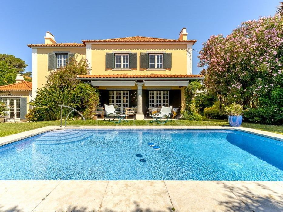 T7 Detached Villa with Swimming Pool and Garage for Sale in the Center of Cascais