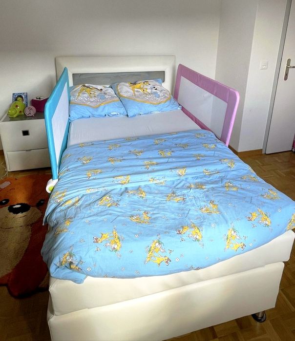 Cama + colchão  e mesa de cabeceira