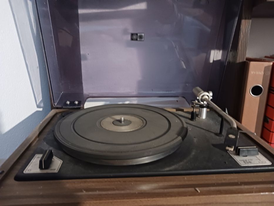 Gira discos,sintonizador e rádio