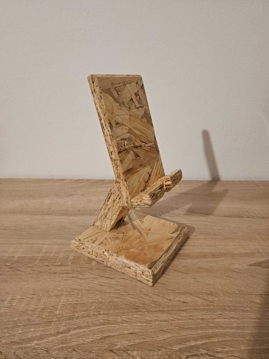 Stojak podstawka na telefon e-book z drewna płyty OSB lakier v2.0