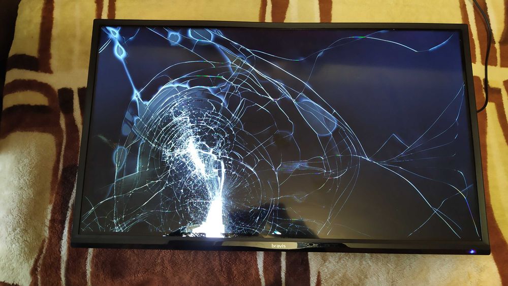 Bravis LED-32E3000 Smart+T2 битая матрицей б/у