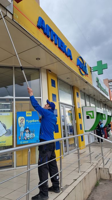 Мойка окон, витрин, миття вітрин, мийка вікон