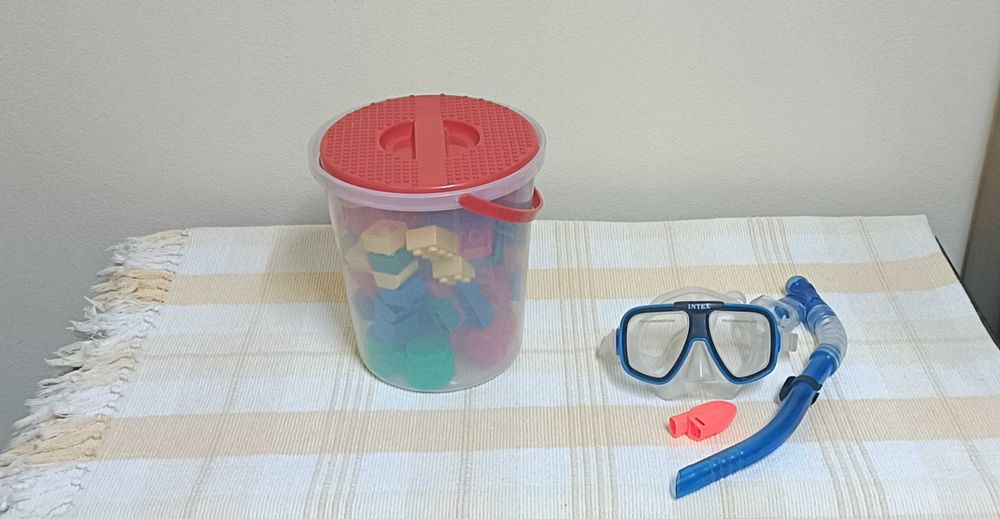 Caixa de Legos e Máscara de Mergulho