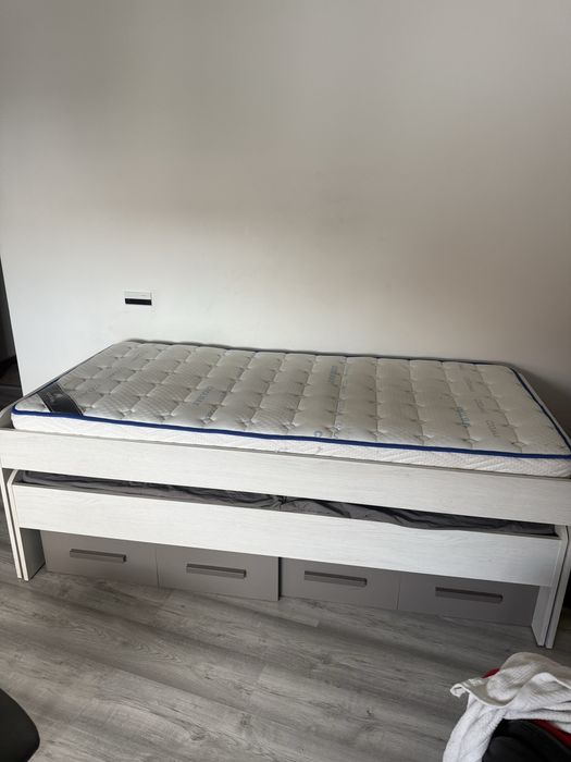 Cama dupla e 2  colchões