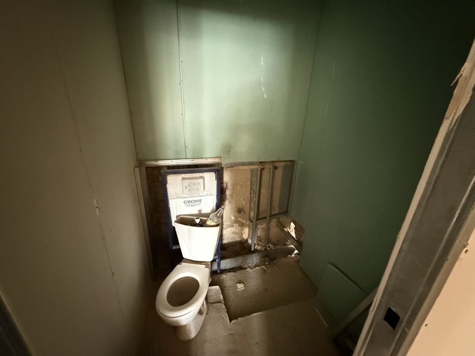 Центр міста. 2 поверх. 82м2. Частковий ремонт. Цегляний будинок