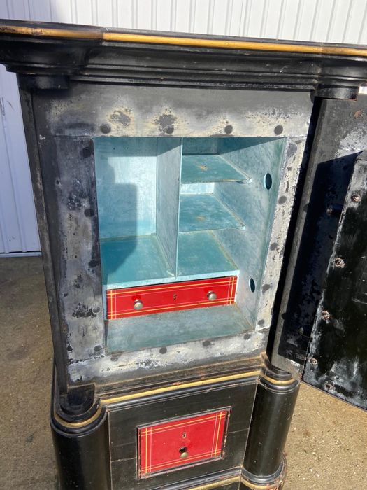 Cofre antigo em estado original