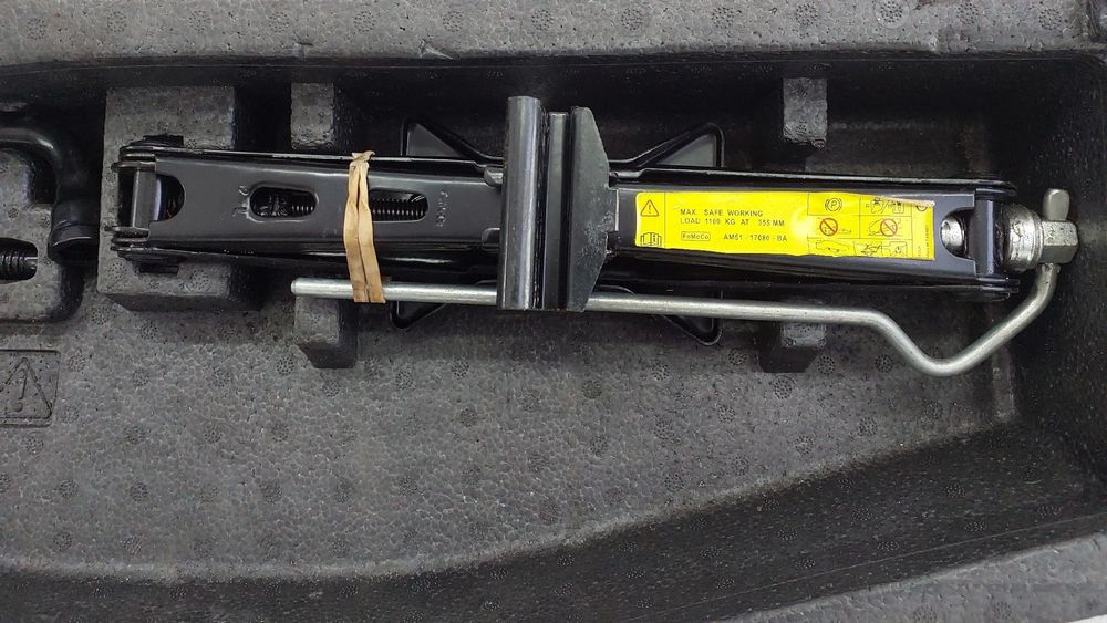 Kit de roda suplente FORD Focus III Carrinha
