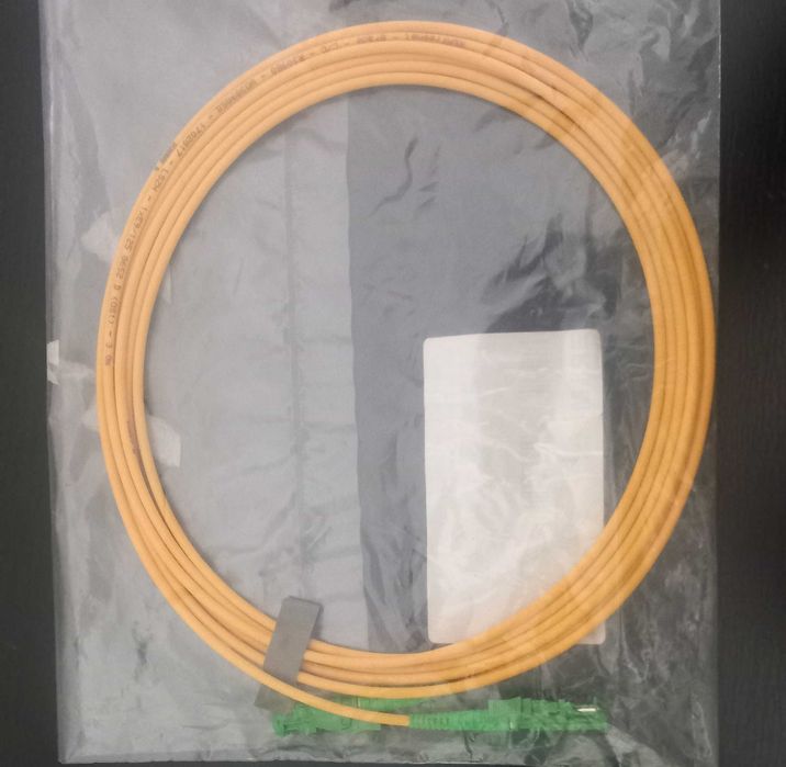 Diversos cabos de fibra óptica novos e embalados