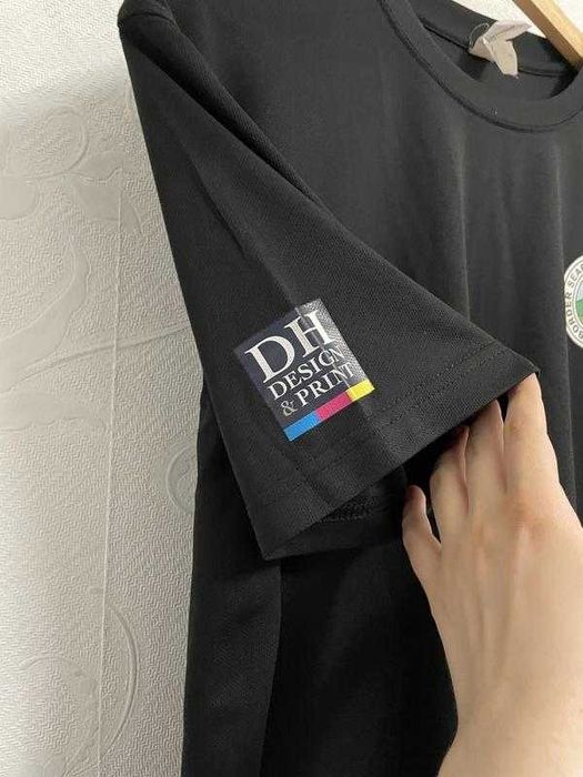 Широка чорна футболка з емблемою