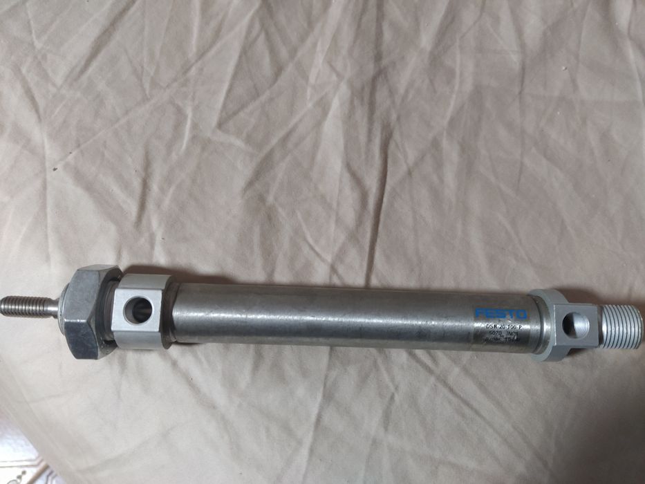Cilindro pneumático FESTO
