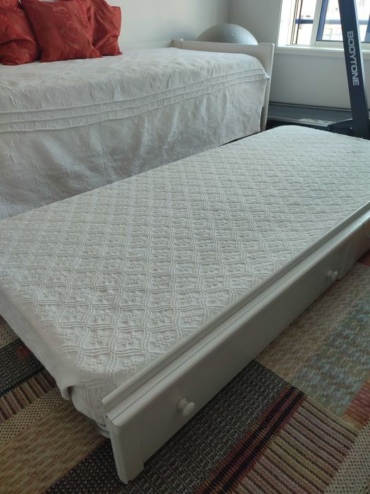 Cama de solteiro dupla lacada branca c/ colchões - bom estado/ pouco uso