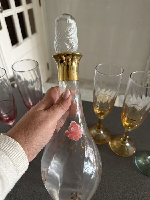 Garrafa de licor e respectivos copos