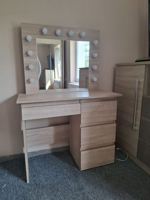 Toaletka kosmetyczna z lustrem 12 led