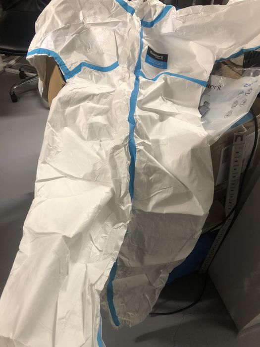 Kombinezon do sprzątania jednorazowy ochronny typu tyvek jednorazowy