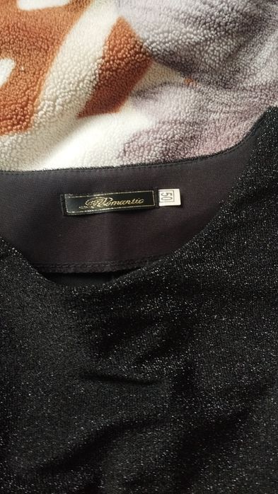 Сяюча чорна сукня