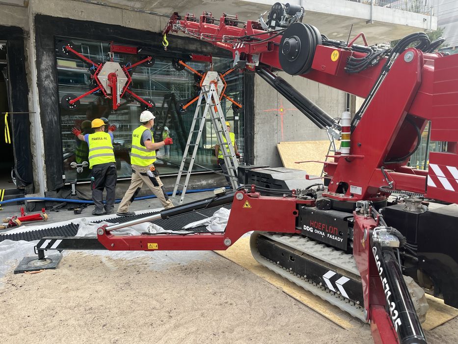 Wynajem mini żurawia HOEFLON C10