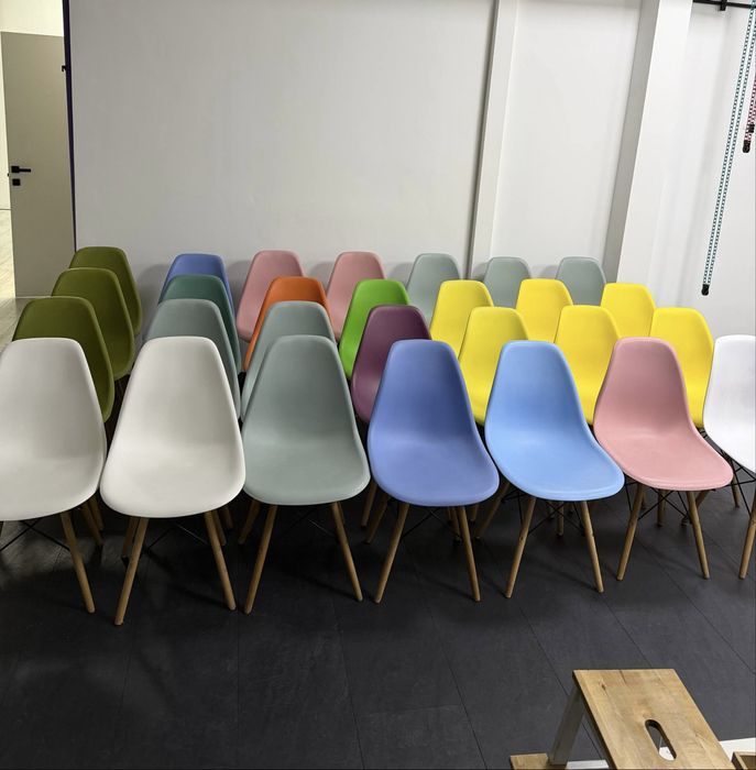 Продам стільці пластикові на деревʼних ніжках