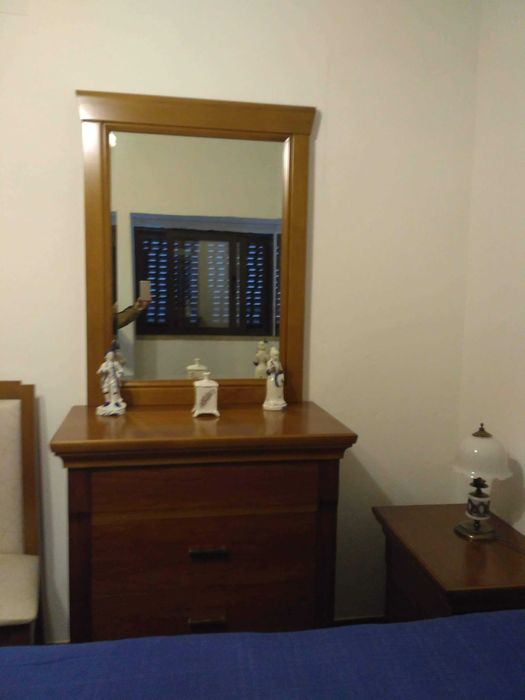 Quarto sem roupeiro, cama king size