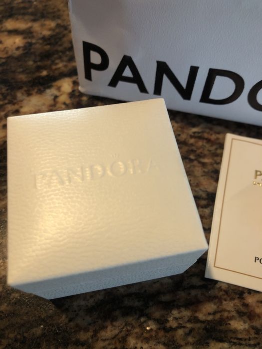 Brincos pandora em forma de argola com coracao