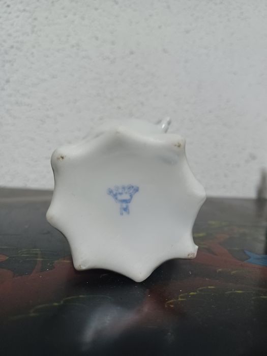 Antique ceramic pot with floral pattern425427328366684161