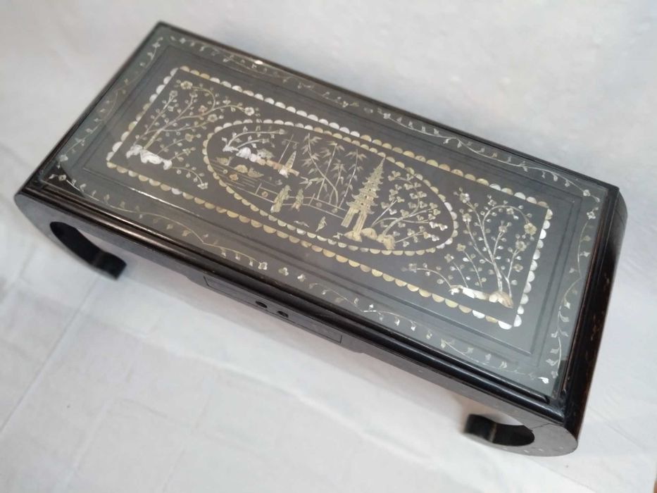 Mesa de centro oriental com aplicação de madrepérola
