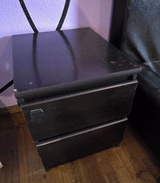 Cama preta com 2 mesas de cabeceira