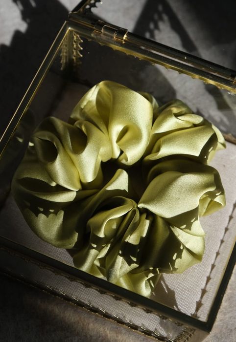 Scrunchie 100% naturalny jedwab – pistacjowa gumka do włosów [Rozmiar: S]