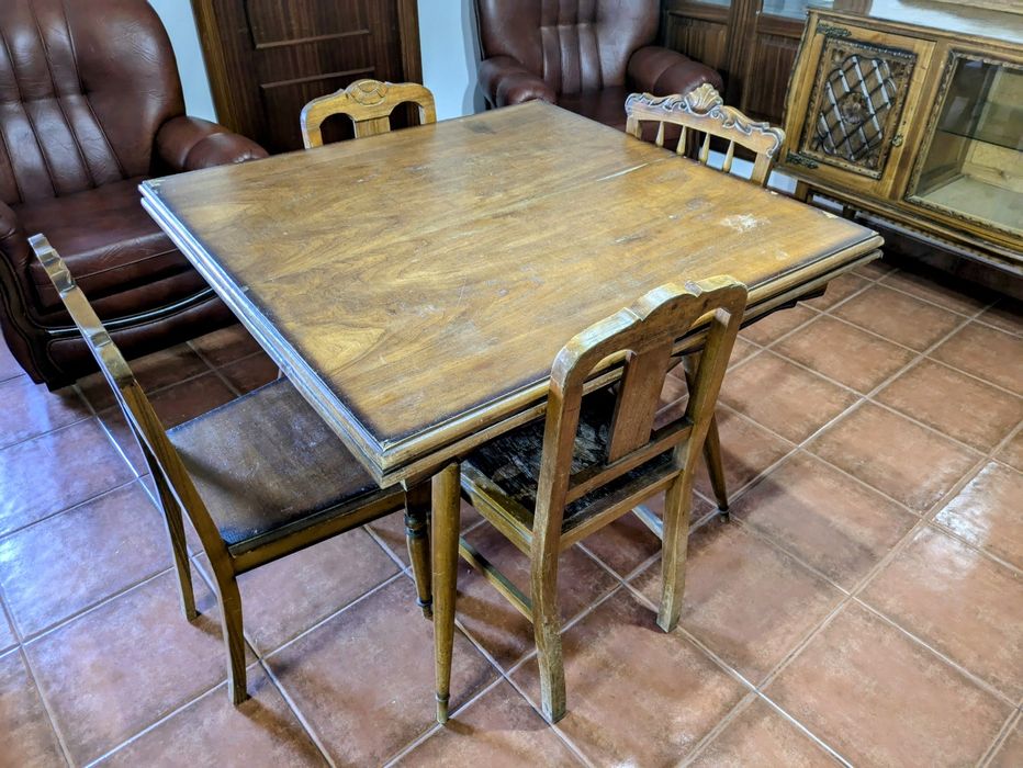 Mesa com 4 cadeiras para restauro