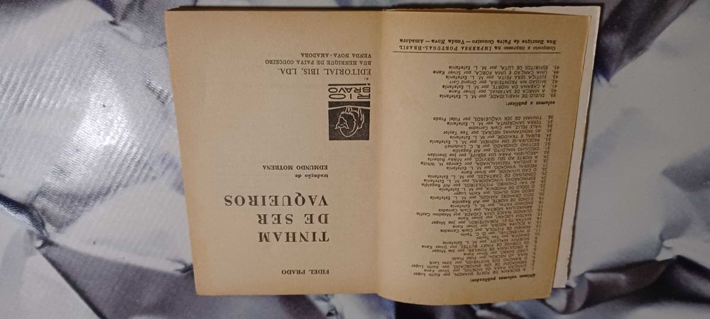 Livro _Tinham de Ser Vaqueiros_ de Fidel Prado