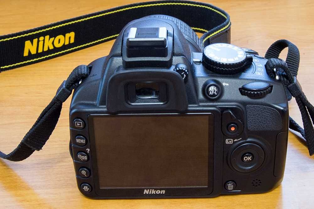 Дзеркальний фотоапарат Nikon D3100 з об’єктивом. Комплект