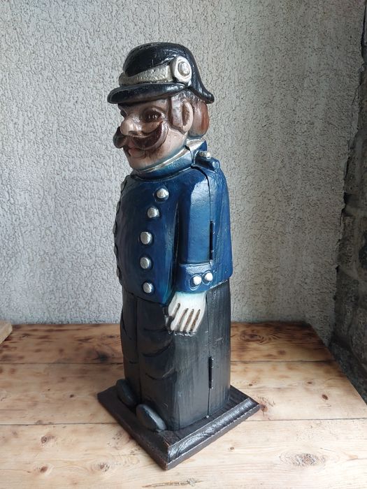 Drewniana figurka skrzynka na butelkę