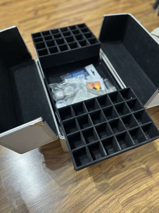 Kuferek ba lakiery i przyrzady do manicure i pedicure