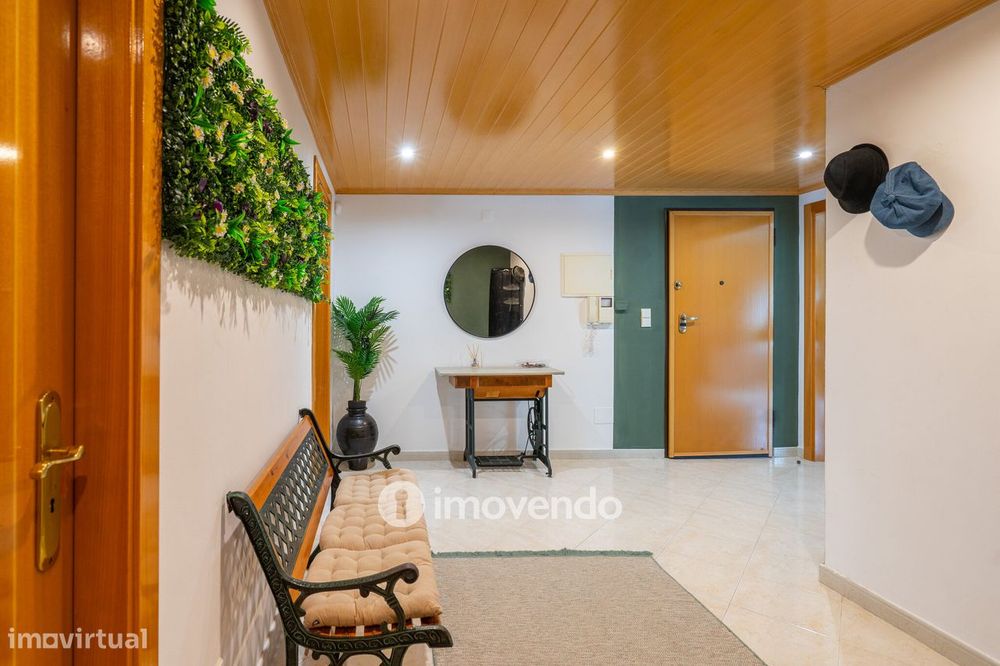 Apartamento T2 com estacionamento e terraço, em Vialonga