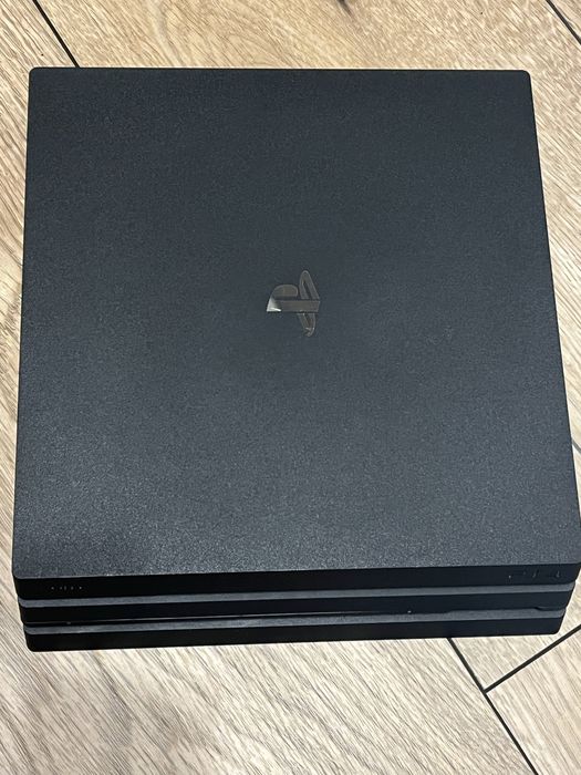 Playstation 4 Pro + 2 pady