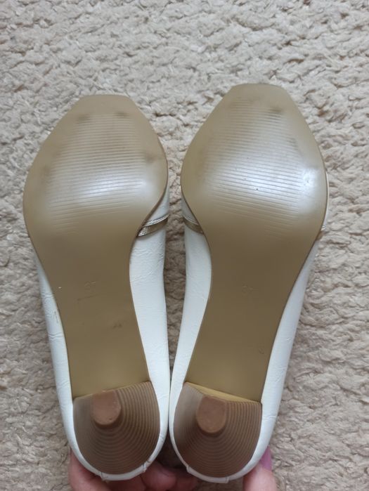 Buty białe ze srebrnym paskiem