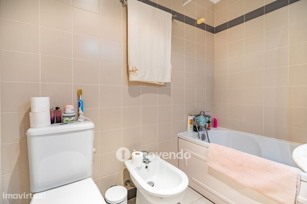 Apartamento T3 com áreas amplas, varandas e arrecadação, em Alverca