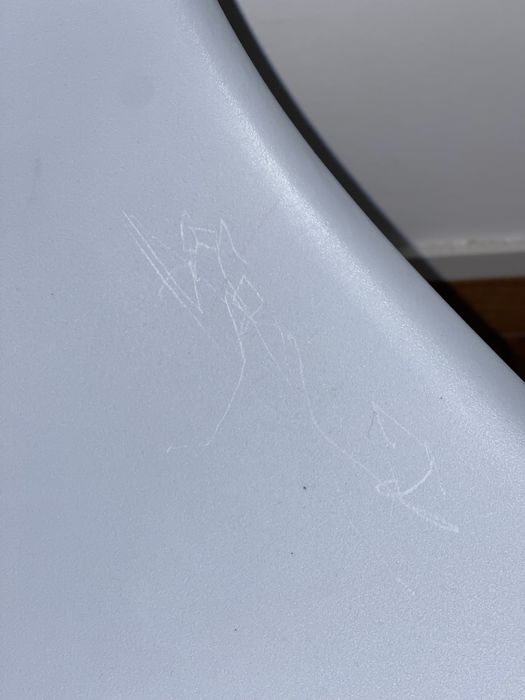 Cadeira plástico com pés em madeira