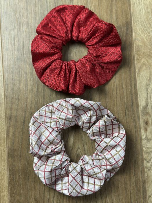 Jedwabne gumki do włosów 2 szt. – czerwone scrunchie, duża + mała