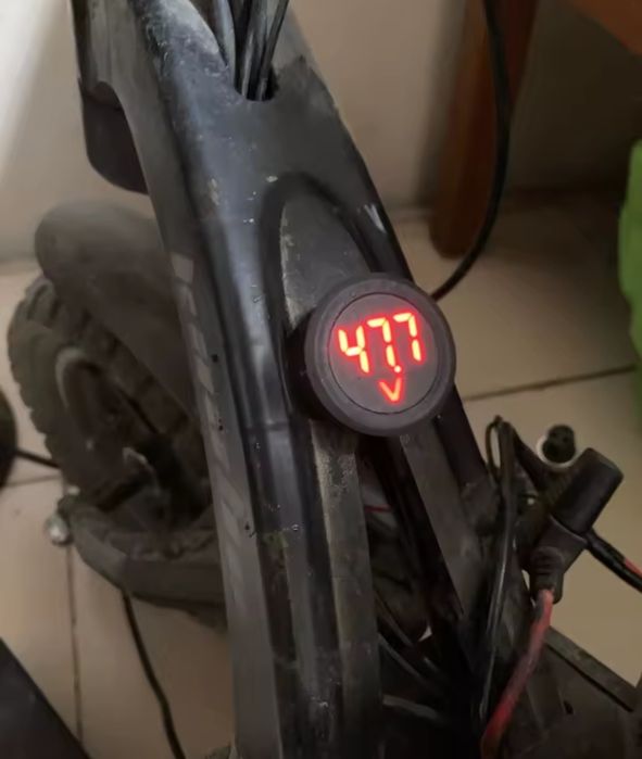 Вольтметр круглый врезной DC 4-100 В. Разные цвета