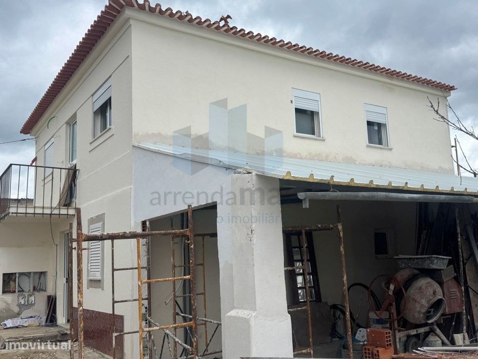 Vende-de Moradia T4 Duplex,( com 2 andares independentes) com garag...